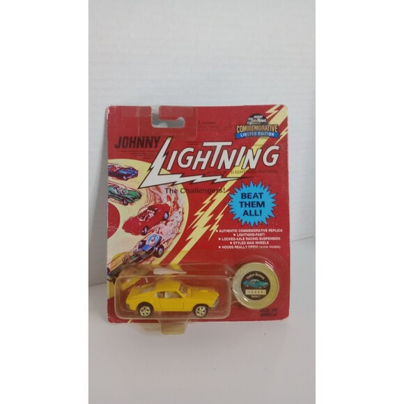 Johnny Lightning The Challengers Custom Mustang Yellow 1:64 Series 3 - Picture 1 of 7